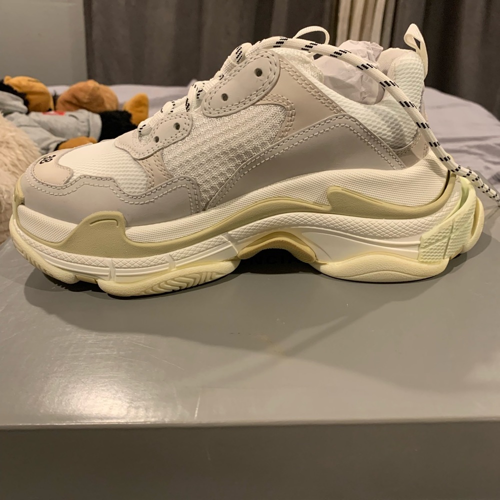 Selling my Balenciaga sneakers. Only wore them once.